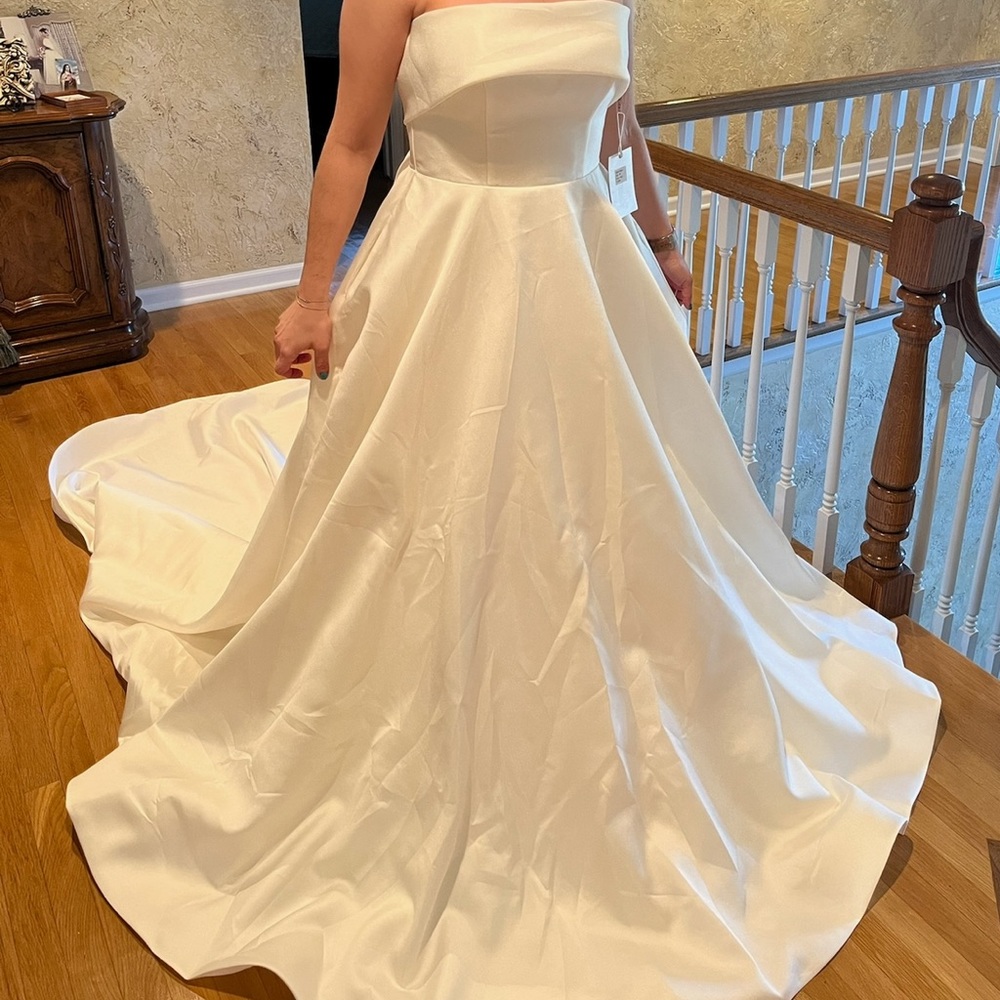 Eva Lendel A line wedding dress - never worn, brand new!